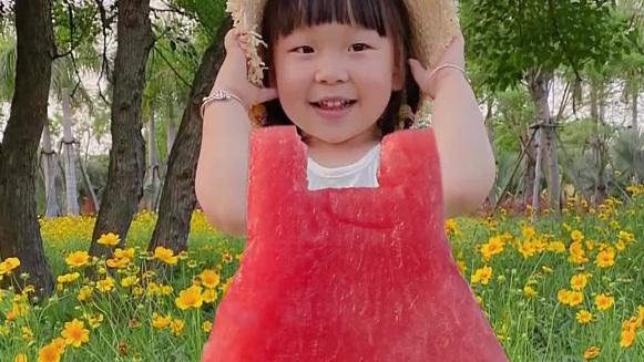 【把夏天穿在身上!宝妈给3岁女儿拍创意果蔬照】近日,3岁女孩小呦呦“穿上蔬菜水果”的视频走