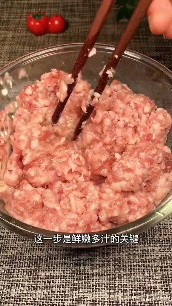 饺子怎样做鲜嫩多汁还好吃 首先拌馅是关键 万能饺子馅分享给你