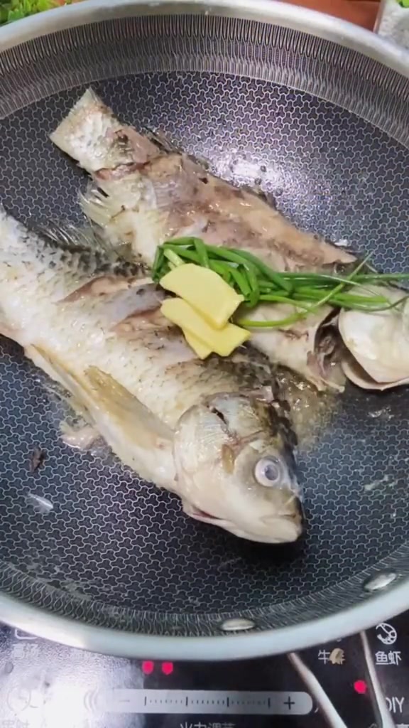 鲫鱼豆腐汤的家常做法,汤汁浓白鲜甜,孕妇就爱吃它