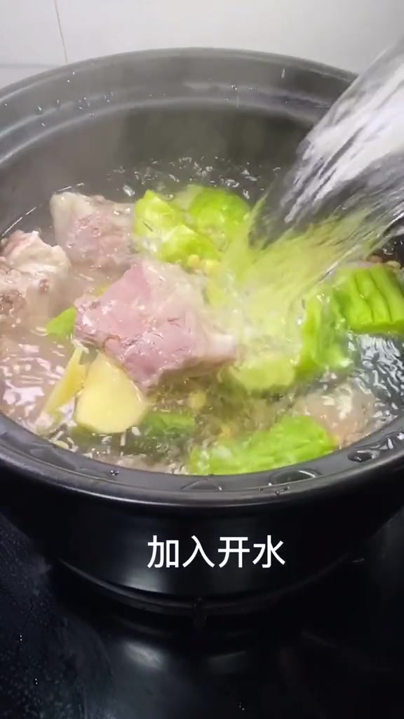 夏天解暑汤来了,清润明目,解毒苦瓜排骨两者结合强身的绝好搭配