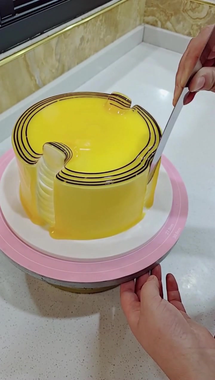 传统奶油蛋糕裱花法,还有同学在用这种裱花方式吗?别说还挺好看