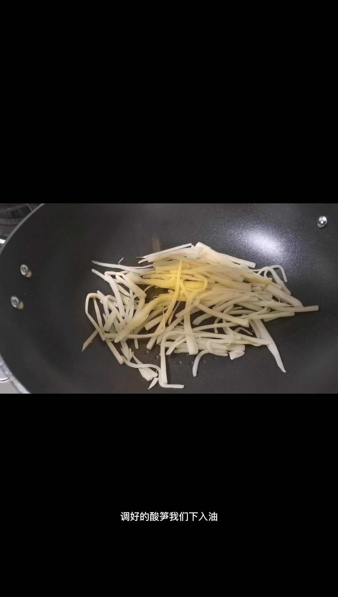 广西特色超赞下酒菜,酸笋黄豆焖鱼仔,好吃过瘾,待客必备美食