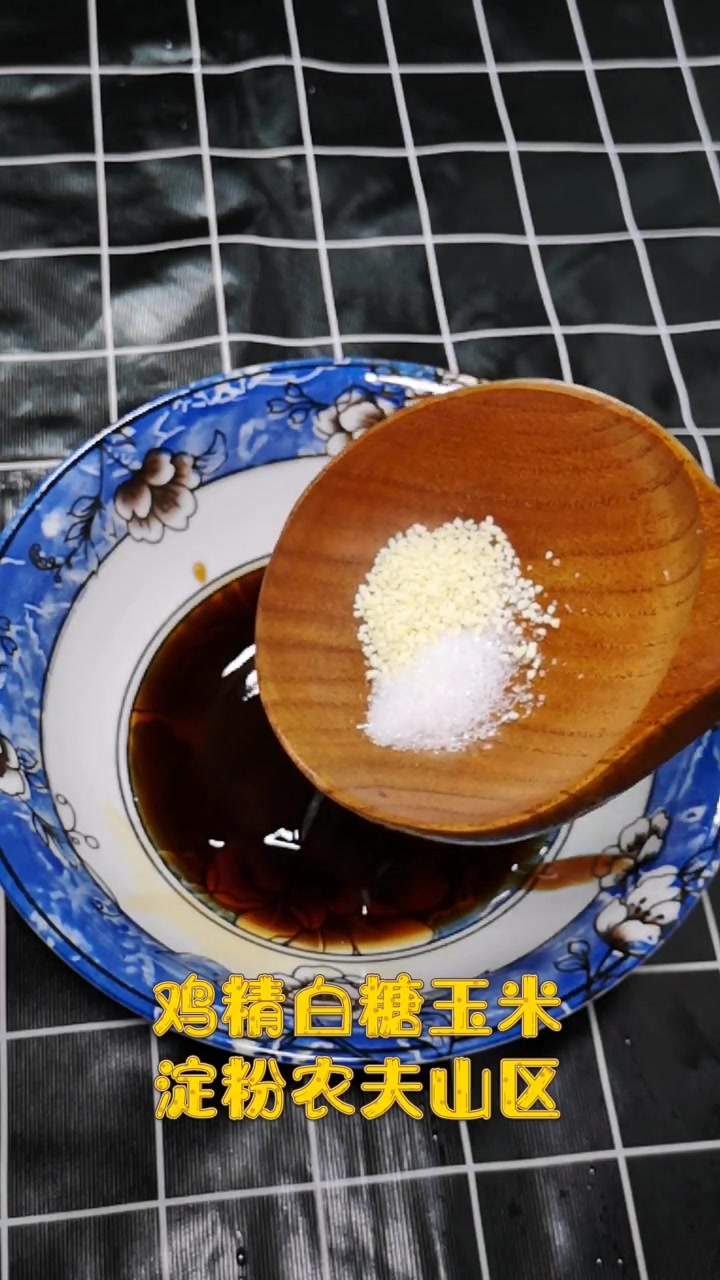 今天就用苦菜做好吃的,操作简单不费事,翠绿爽口