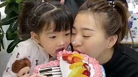 #网红美食分享#(诺爸)一点一点学厨艺: 给女儿做一个可以吃的钢琴蛋糕