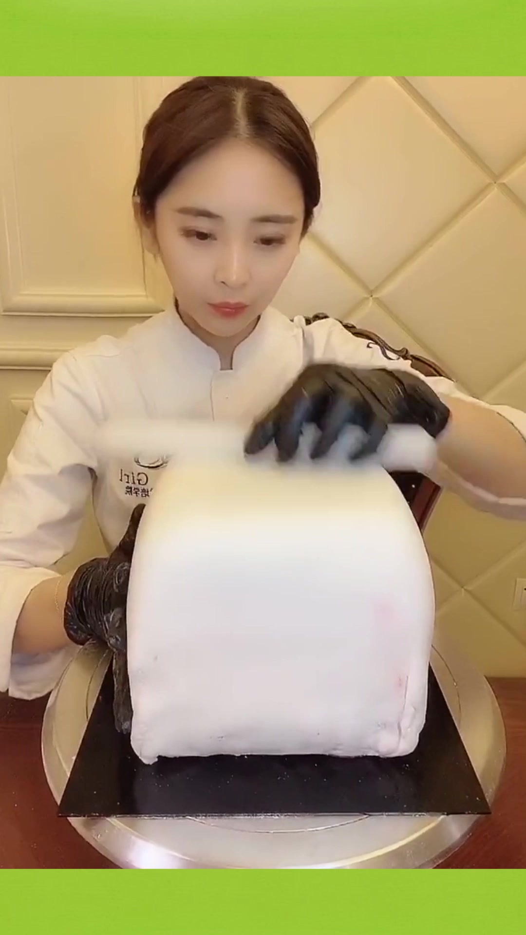 不干正事的美女甜品师,整天研究稀奇古怪的蛋糕,方西瓜你见过吗