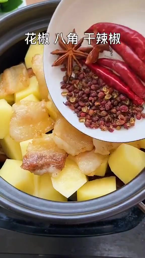 五花肉,土豆,香菇这样做,老好吃了,味道鲜美