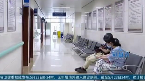 #健康小知识#【连吃两顿小龙虾患上皮肤病 专家:三类人群谨慎食用】近日,南京一年轻女子连吃