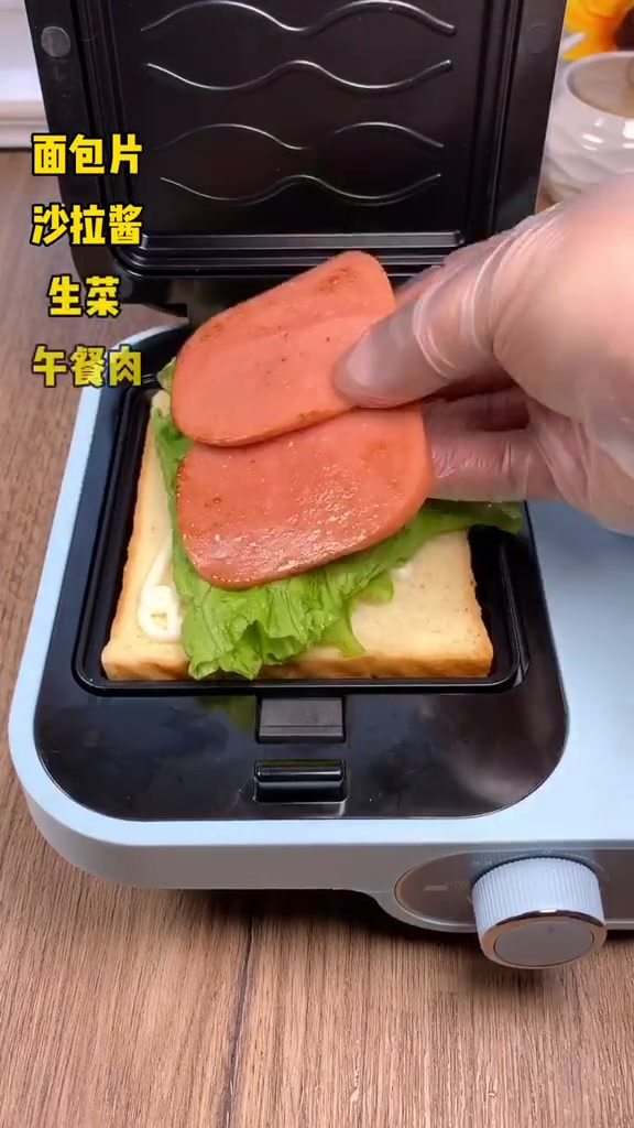 不知道早餐吃什么?当然是三明治配上奶茶了~