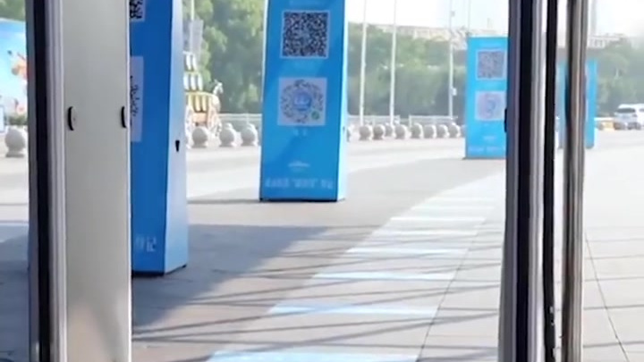 【敲可爱!武汉欢乐谷有两只企鹅游客】5月24日,湖北武汉,武汉海洋公园的两只小企鹅来到欢乐