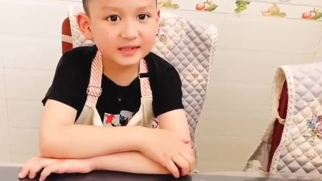 【小学要求学生每周学做一道菜,萌娃做一桌菜为奶奶祝寿[憧憬]】河南沁阳。疫情期间,学校布置