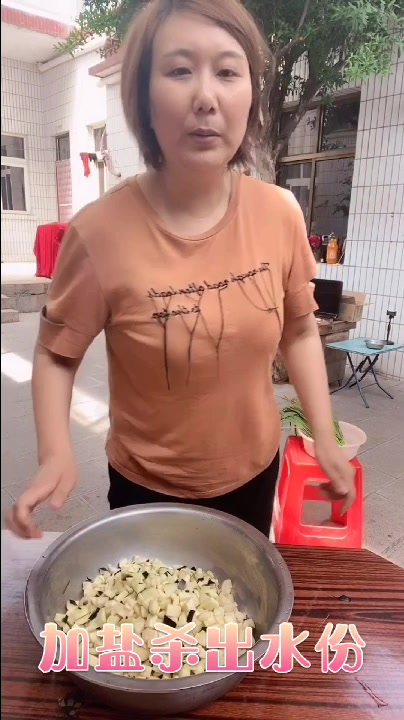 茄子酱肉包子引来蜜蜂