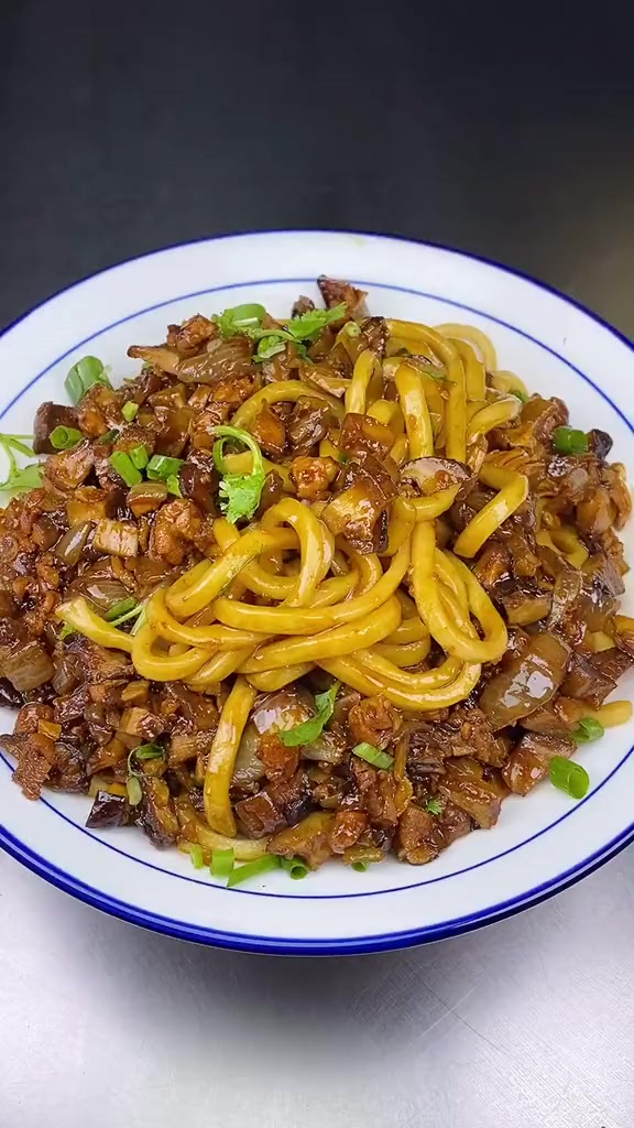 这是家庭版的香菇鸡丁拌面,味香很好吃,全家人都喜欢