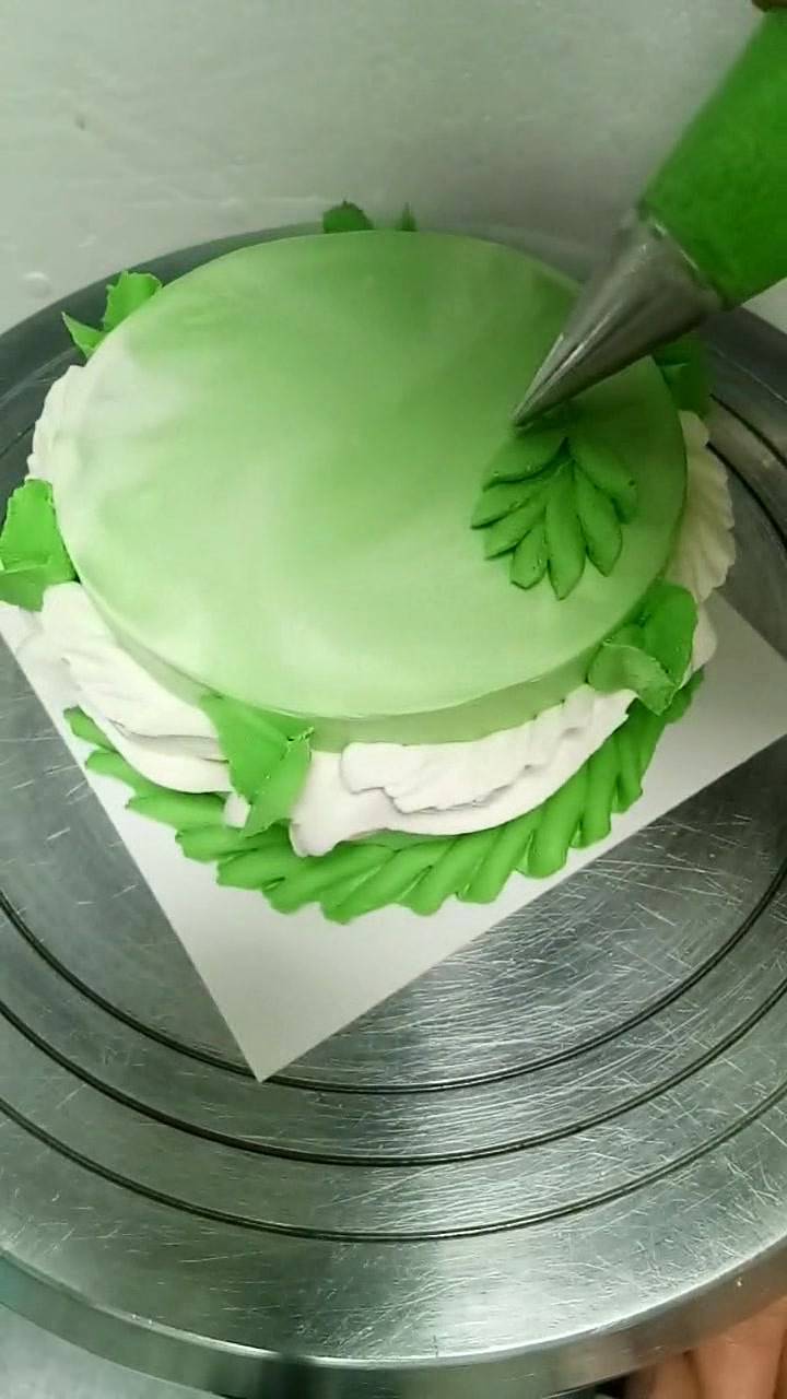 客户指明要草莓蛋糕,只剩下两个草莓了咋办?师傅一番操作太秀了