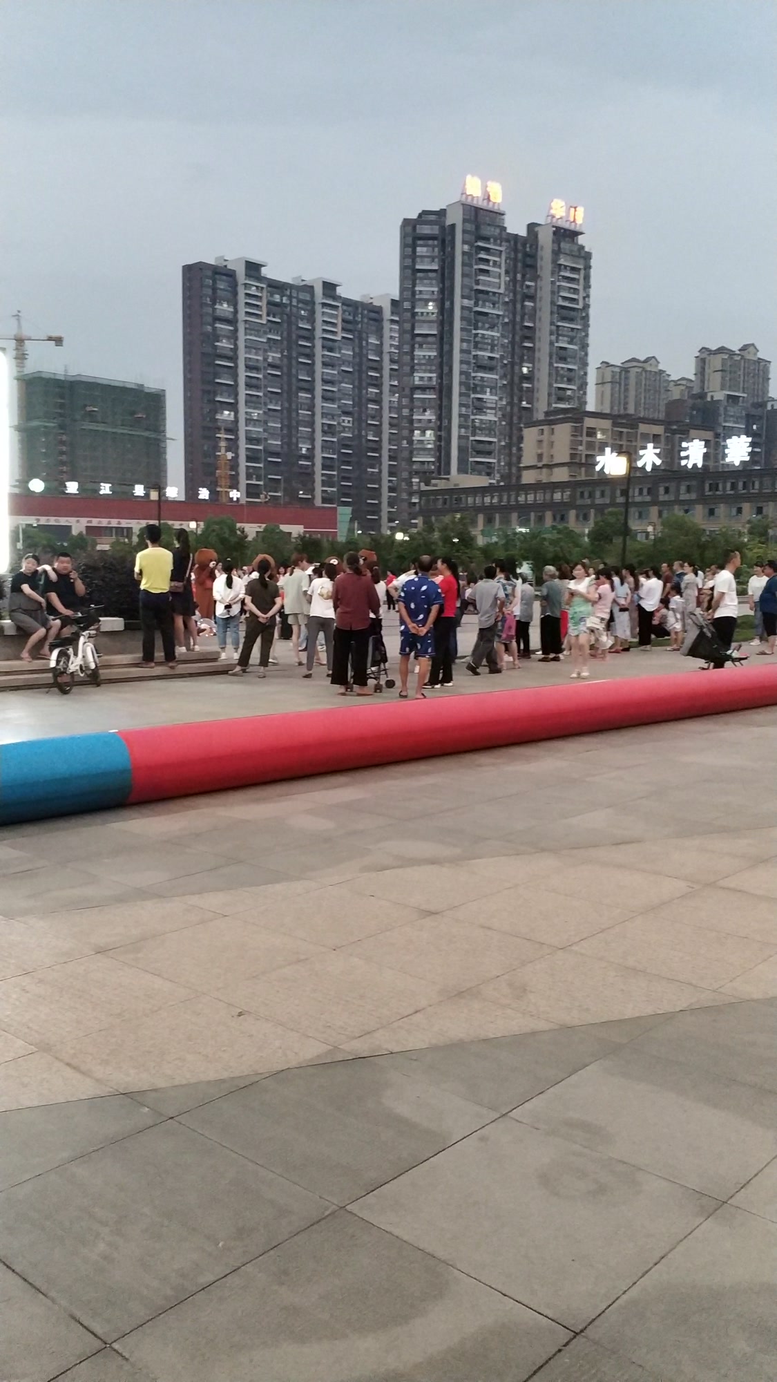 广场的生活就是这样朴素无华