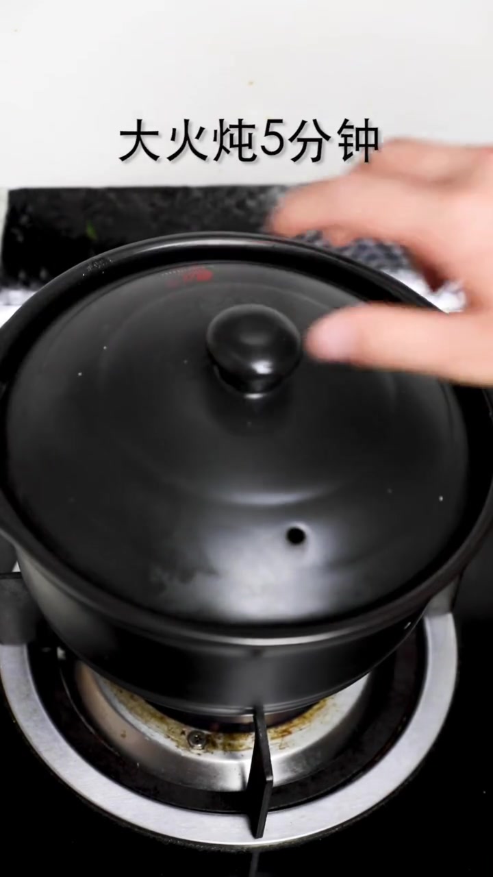 鲫鱼汤,鲫鱼豆腐汤这么炖颜色乳白,味道鲜香!