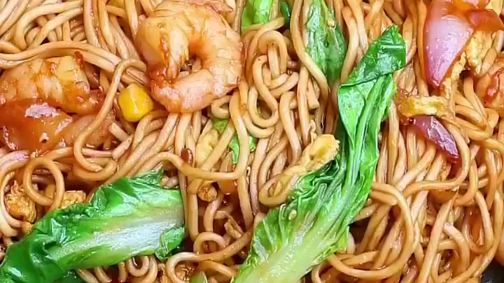 这个点还有兴趣吃夜宵的小伙伴吗?[坏笑]来个【虾仁鸡蛋炒面】吧爽滑劲道,做法简单,好吃到光