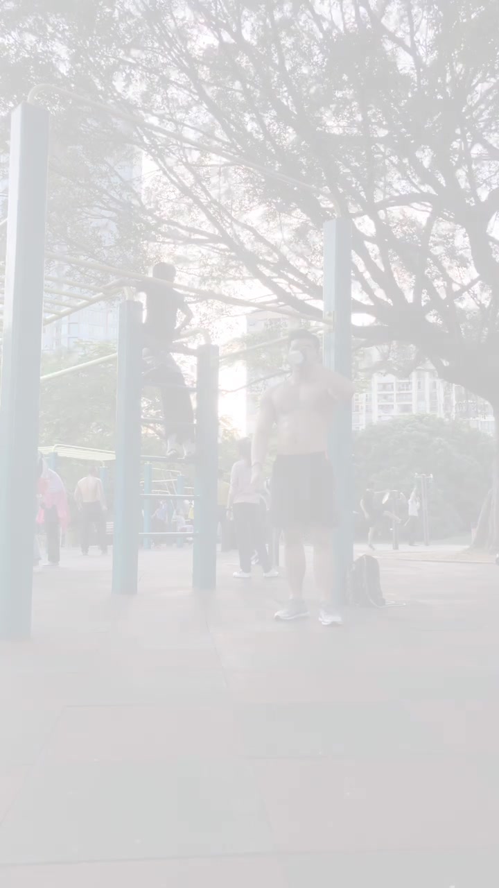 这身肌肉光膀子就对了,在广场上那一定是最靓的崽