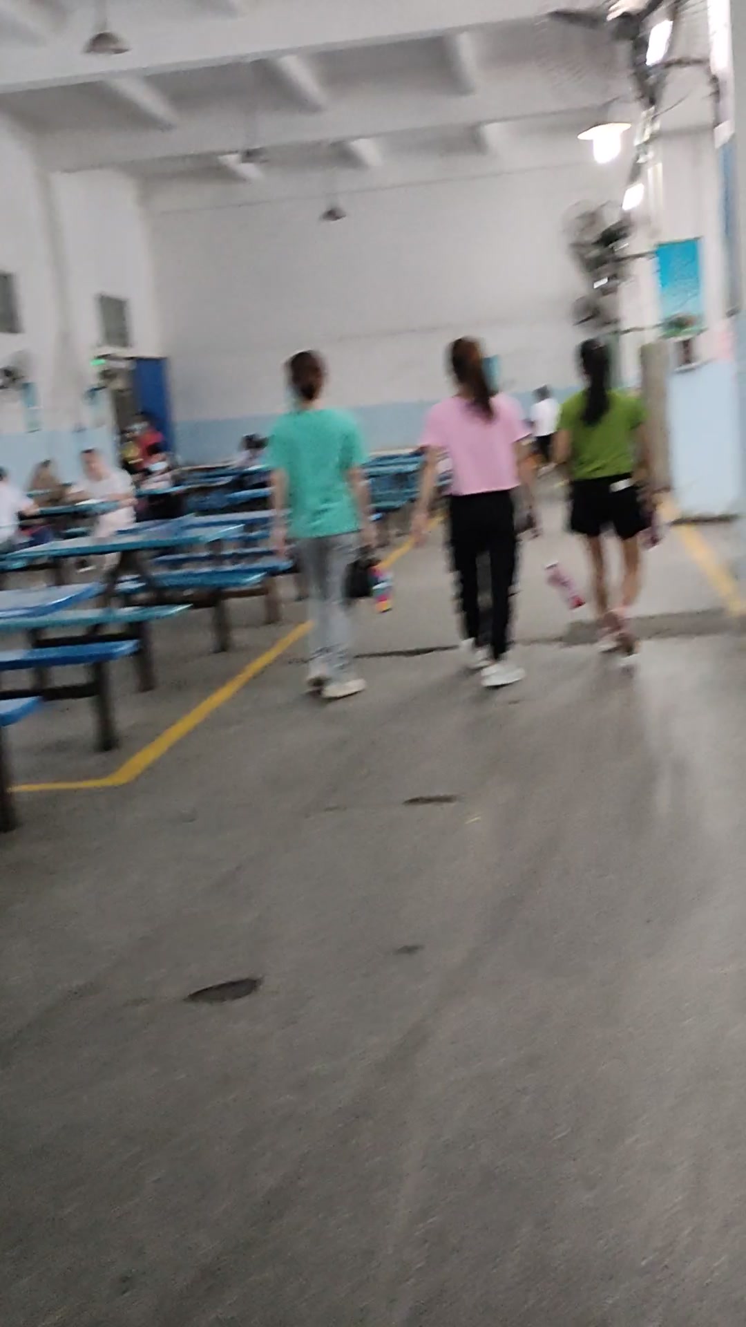 先去食堂吃早餐,然后上班