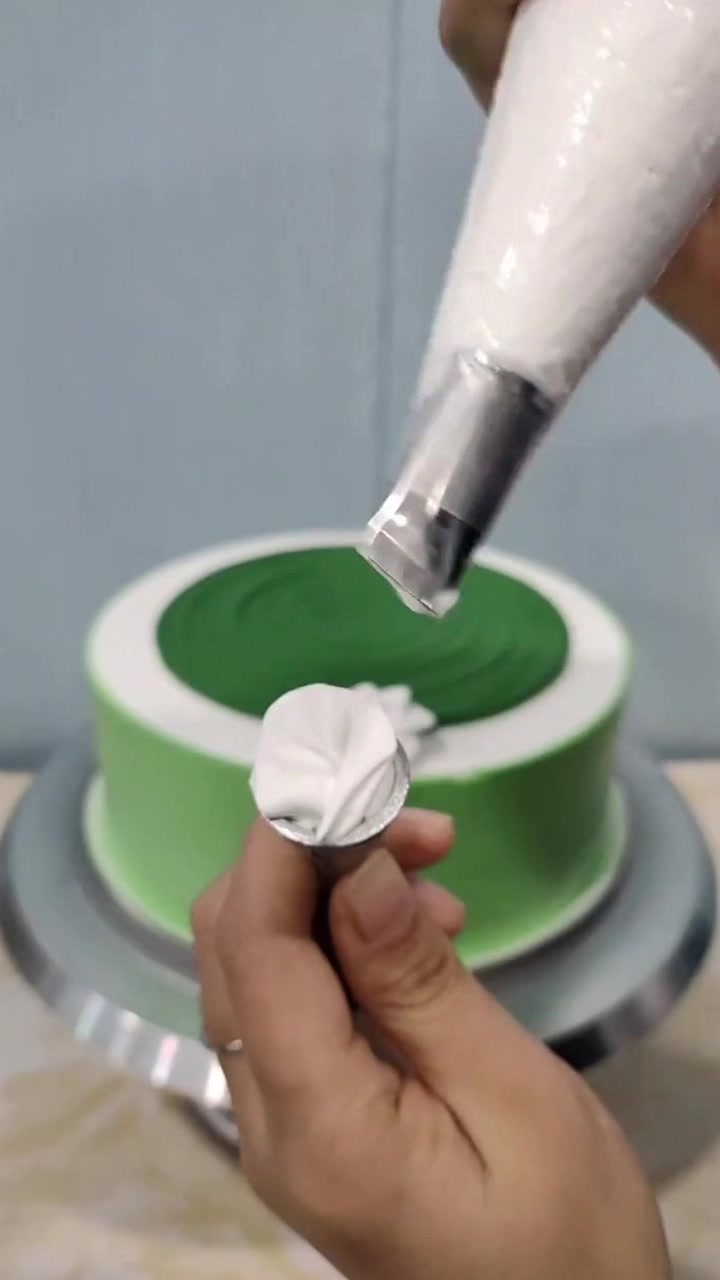 治愈系绿色奶油蛋糕,师傅裱花抹的好平滑,看过程真是一种享受啊