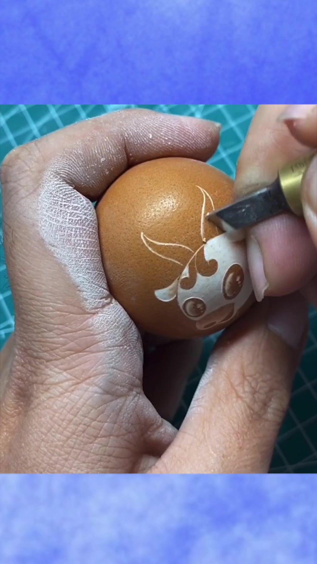 手工匠人技艺高,鸡蛋壳上雕刻小羊,宝刀未老眼神还好,真心佩服
