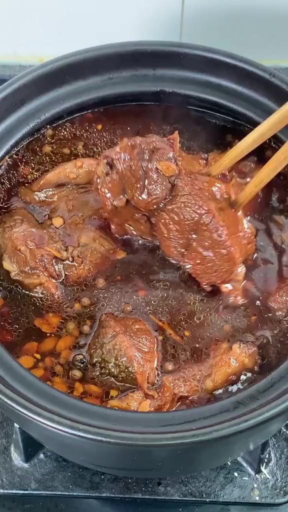 卤牛肉最简单的家庭做法,酱香浓郁,好吃不腻
