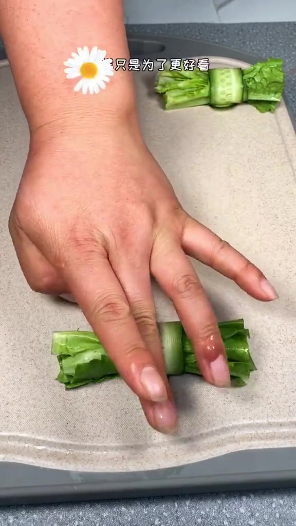 今天做个简单麻酱油麦菜。清脆营养又好吃