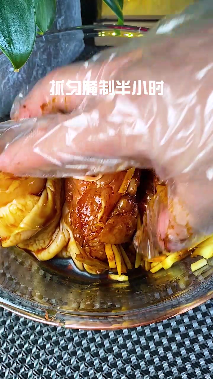 离校多年,依然记得食堂那道最出名的香煎鸡腿扒饭,你学校的呢?