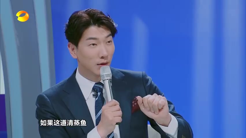 #鲜厨100# 许乐的蒸鱼出锅,旁边调皮的小刘老师疯狂输出表情包,快截图[三哈]