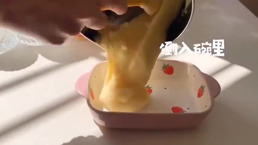 #纯牛奶隐藏的神奇吃法#当然是炒牛奶!让你在家吃奶酪。喜欢甜食的朋友一定会喜欢的,周末在家