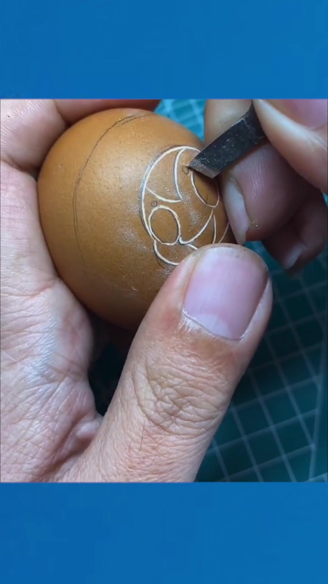 手工匠人技艺高,鸡蛋壳上雕刻小蛇,成品太让人惊艳,太厉害了!
