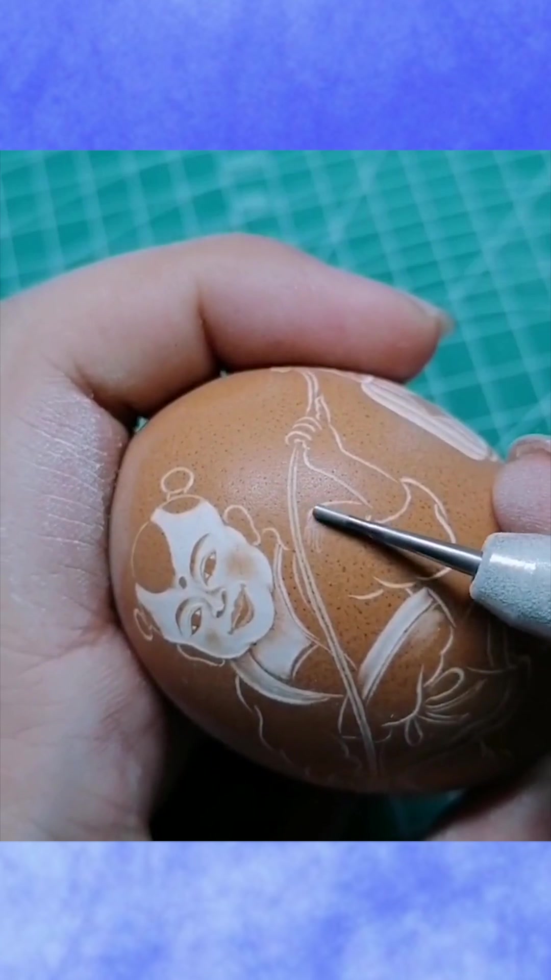 手工匠人技艺高,鸡蛋壳上雕刻福娃,宝刀未老眼神还好,让人敬佩