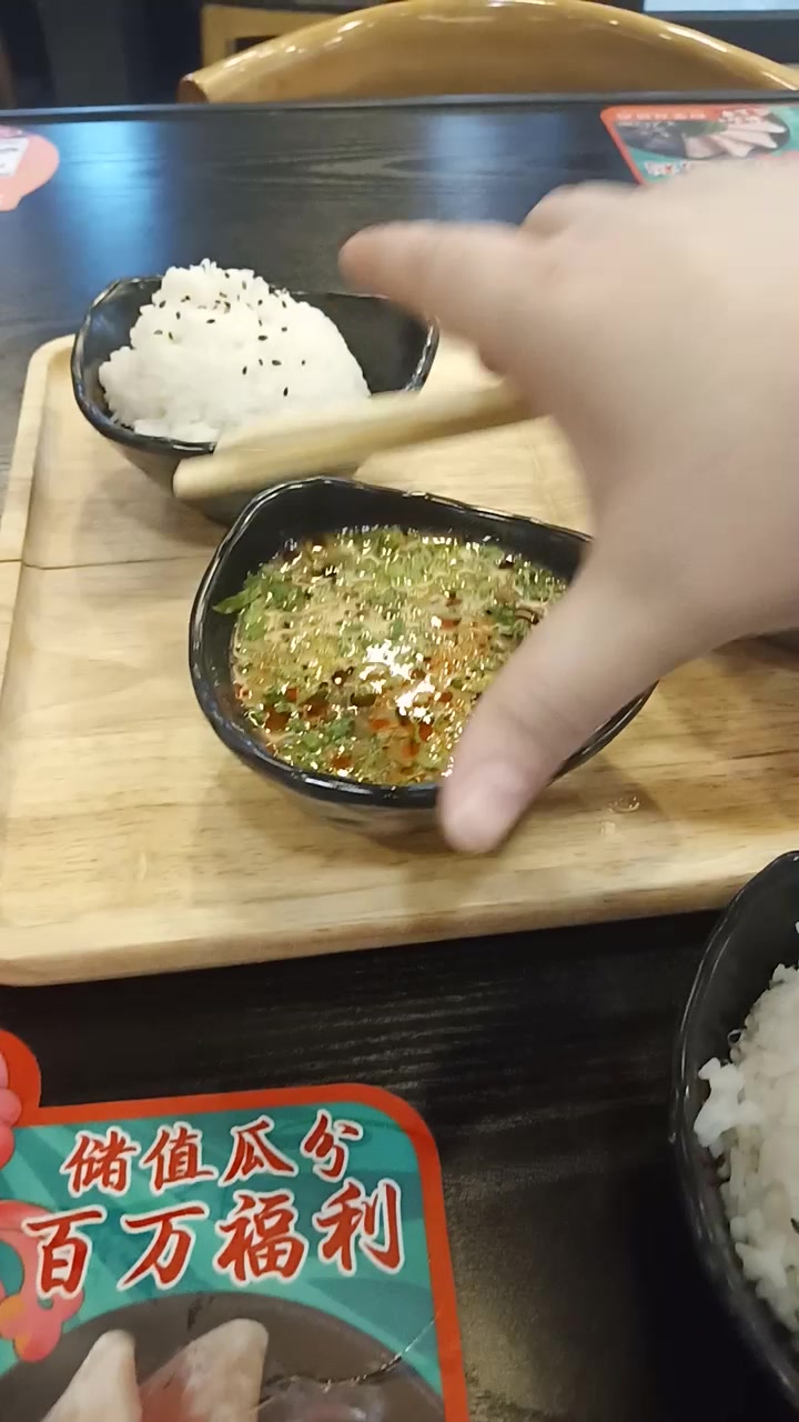 这是我今天的午餐呷哺呷哺寿喜肥牛套餐这个很好吃!
