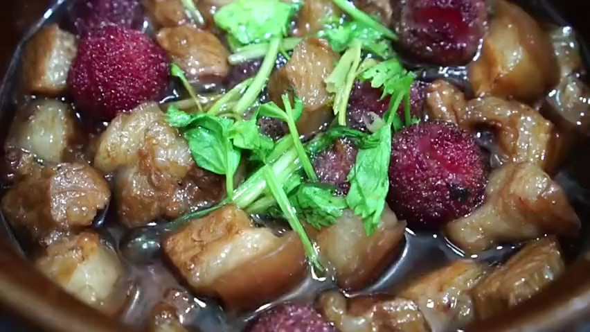 多肉荔枝杨梅冰听上去是个很有创意的搭配。不过,晚餐还是要有点真正的肉的,那就先试试杨梅和五