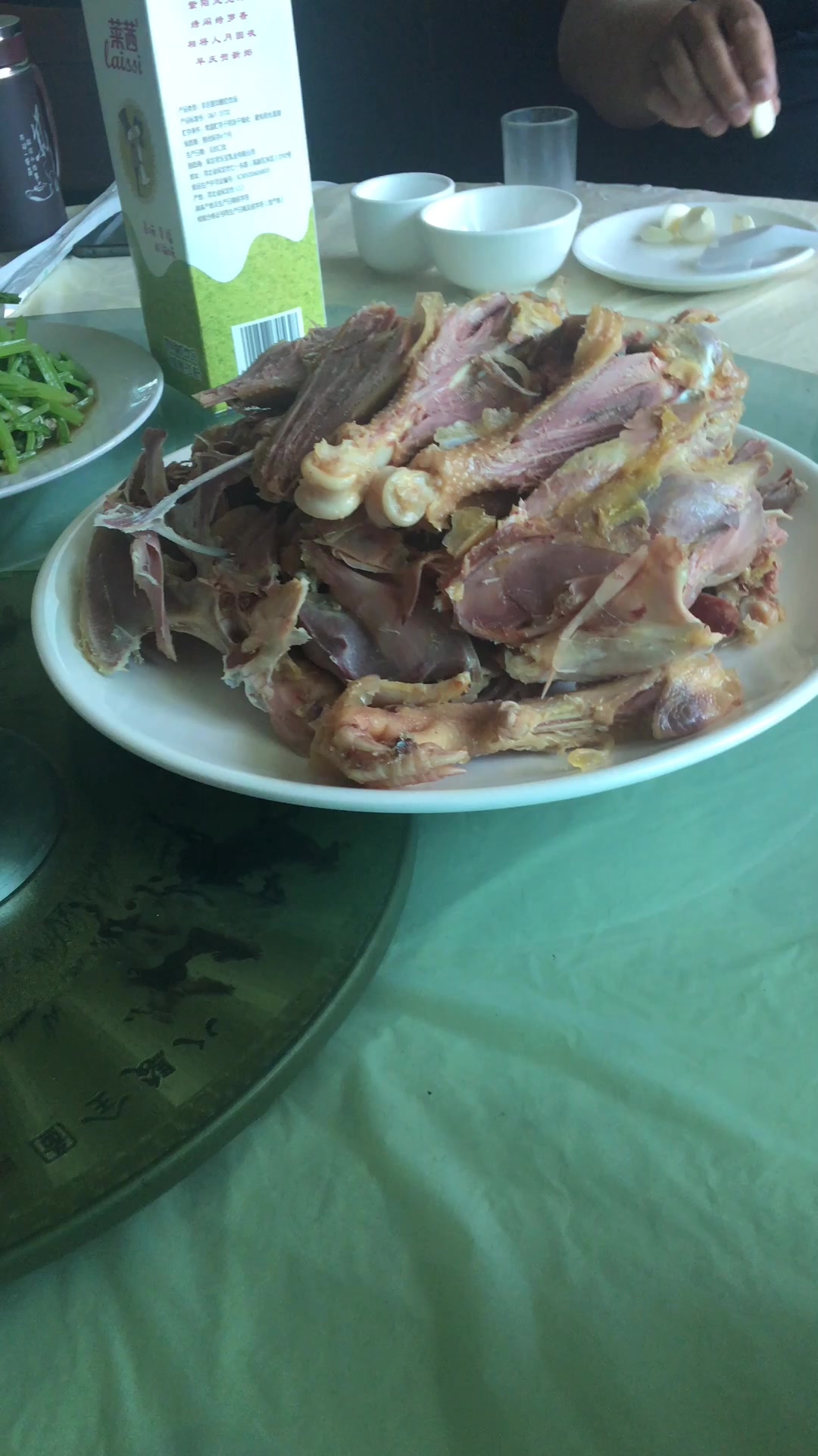 太行山区农家院的一只散养笨公鸡与一盘根达菜赛如舌尖上的美食