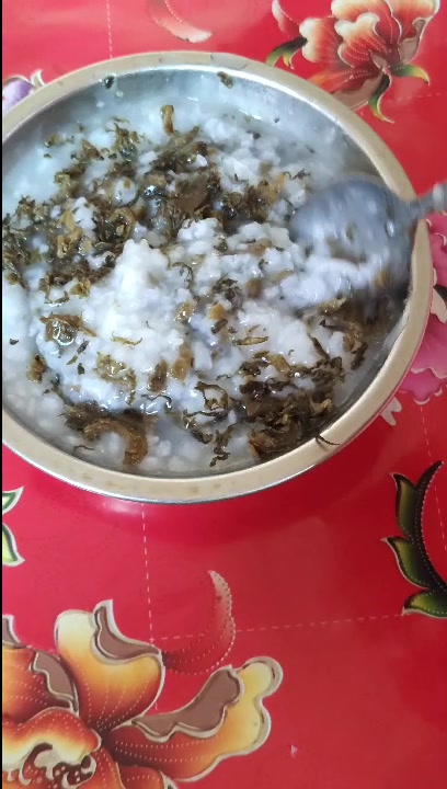 穷呀,,菜渣捞白粥当早餐吃