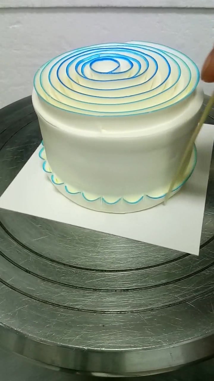 大师裱花一气呵成,干脆果断很是厉害啊!奶油蛋糕看得我眼花缭乱