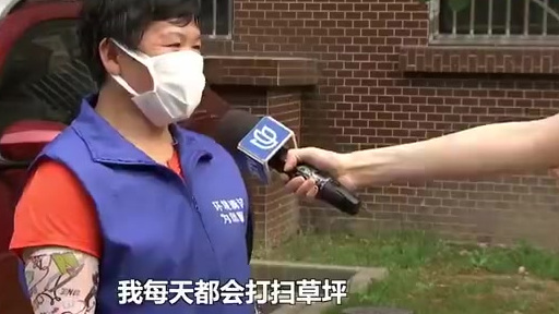 【#上海#一女子租户为图方便每天扔下一袋粪便】五月份开始,上海青浦区昱芳苑小区由的草坪上每
