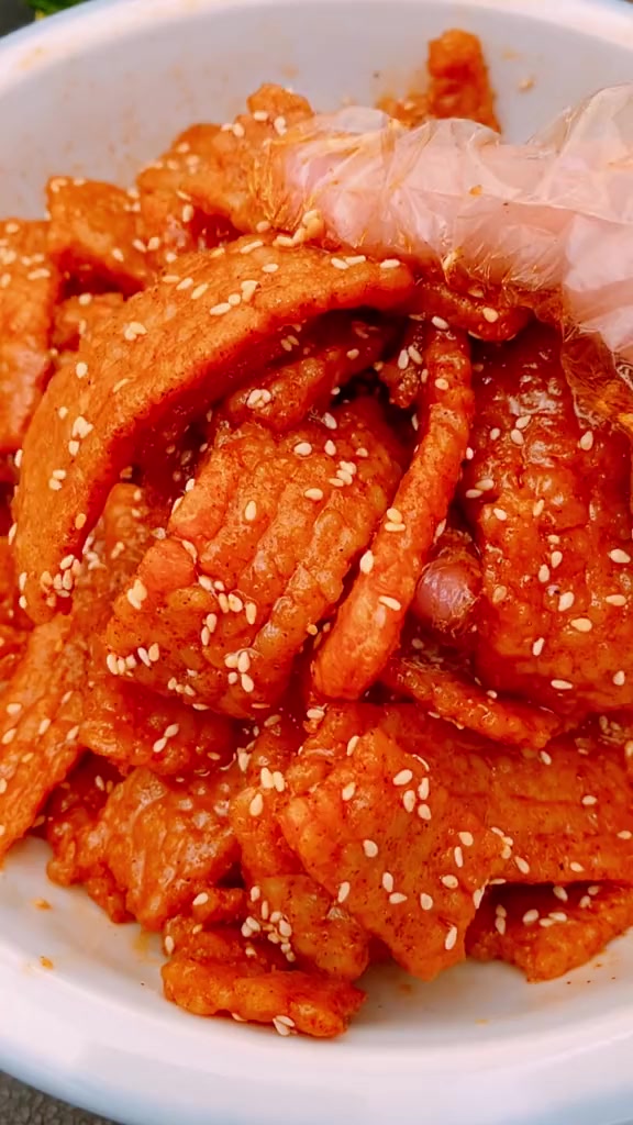 辣条不用出去买了,一碗大米饭教你在家做,香辣好吃又健康!