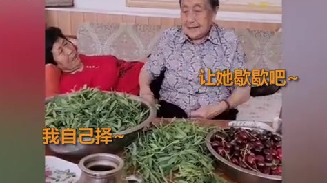 【[心]92岁妈妈包饺子让72岁女儿休息】近日,山东青岛的网友分享了一段关于92岁姥姥和7