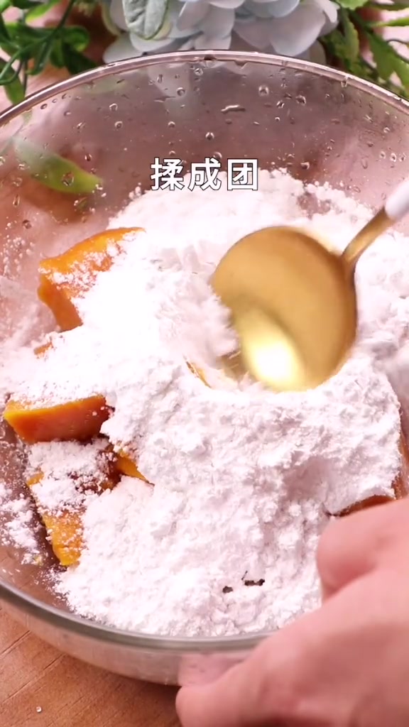 外酥里嫩的南瓜饼,步骤简单易学,全家人都爱吃