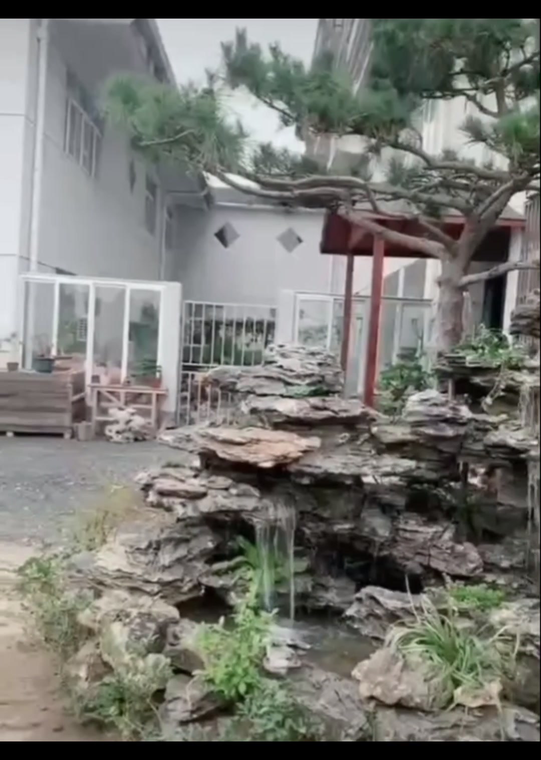 适合庭院里的假山流水鱼池。太漂亮了,也可能适合你家小院