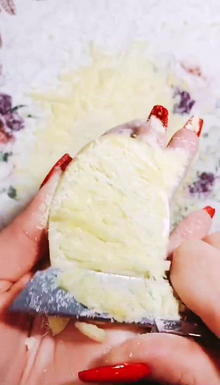 黄色鹅蛋形香皂,真漂亮,刮着真解压
