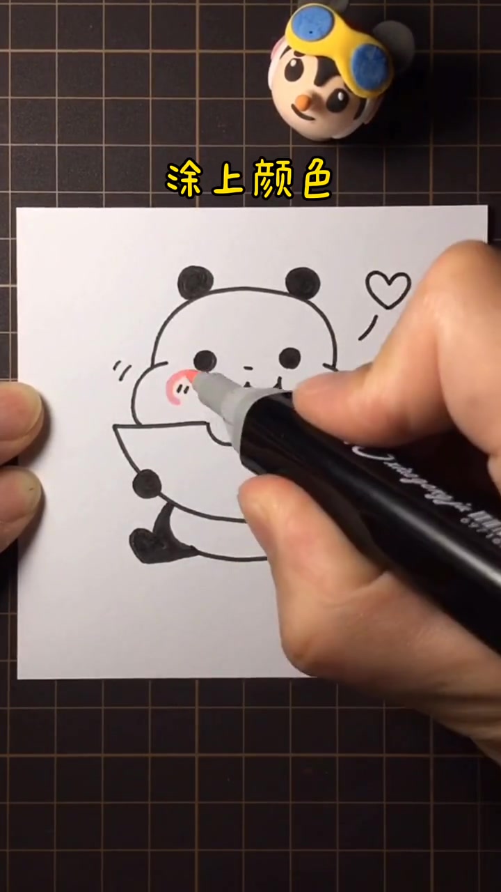 一只吃西瓜的小熊猫,看起来呆萌又可爱,这样的简笔画你喜欢吗