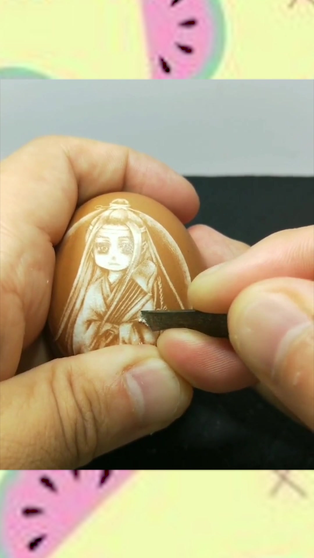 手工匠人技艺高,鸡蛋壳上雕刻蓝忘机,不贵是传统手艺人,太厉害