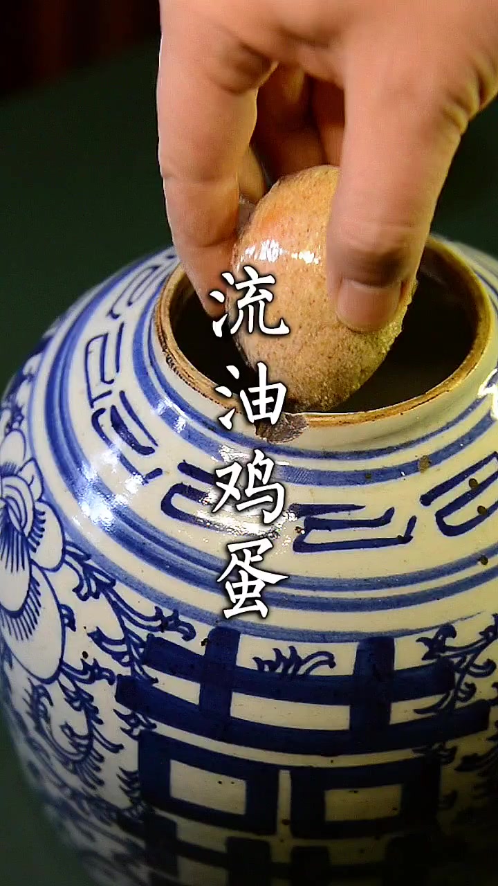 腌制咸鸡蛋时,用这种老方法加一张保鲜膜,保证个个出沙流油咸香