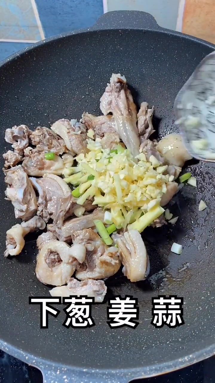在家不知道吃什么,简简单单做个魔芋烧鸭,恕我直言:好吃!