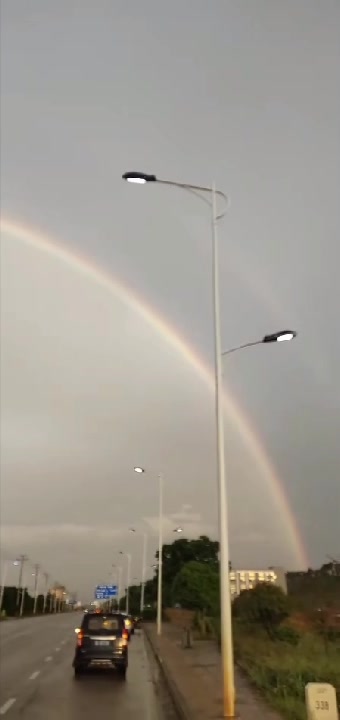 风雨过后,天空见吉祥七色彩虹……