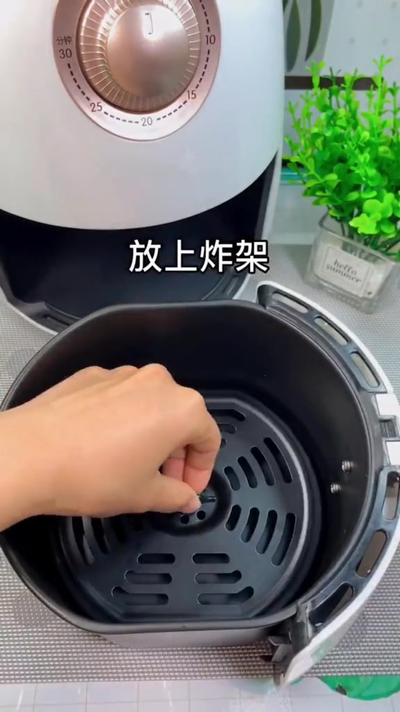 不放一滴油,这样炸出来的脆皮鸡翅,好吃到舔手指