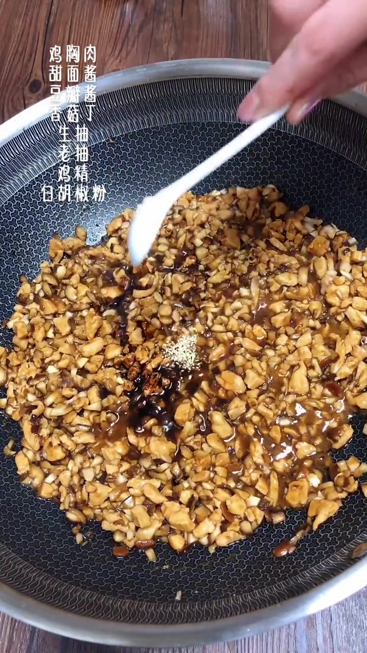 这样包鸡肉香菇馅的大包子,好吃得不得了,你一口气能吃一锅吗?