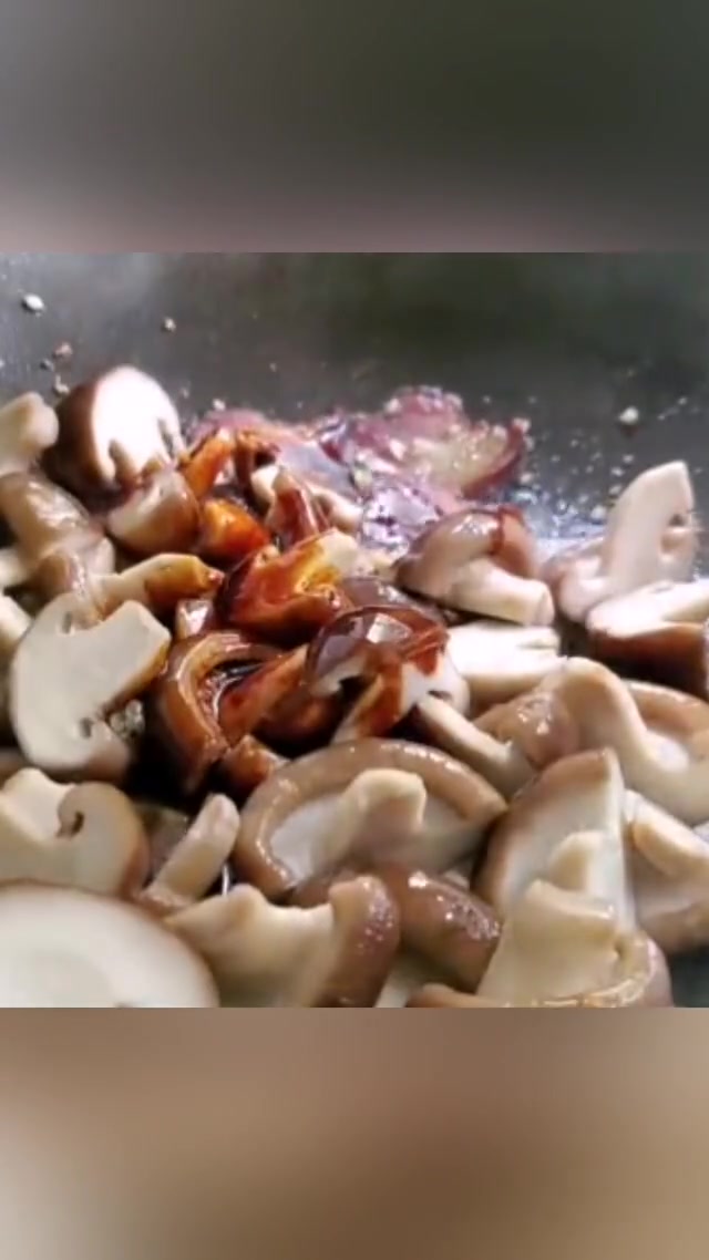 香菇炒腊肉,看着就好吃,做着不麻烦,鲜香美味